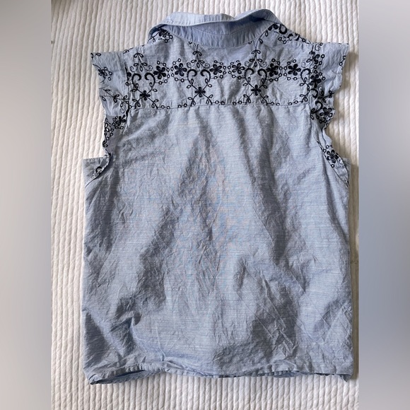 Embroidered button-up sleeveless blouse - Picture 3 of 4